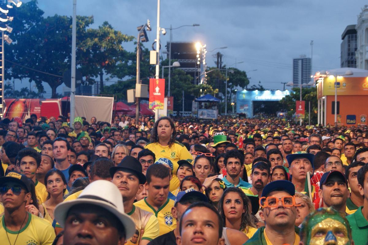Apesar do tempo nublado e ameaa de chuva, pernambucanos e estrangeiros tomaram o Cais da Alfndega para assistir a ltima rodada do Grupo A