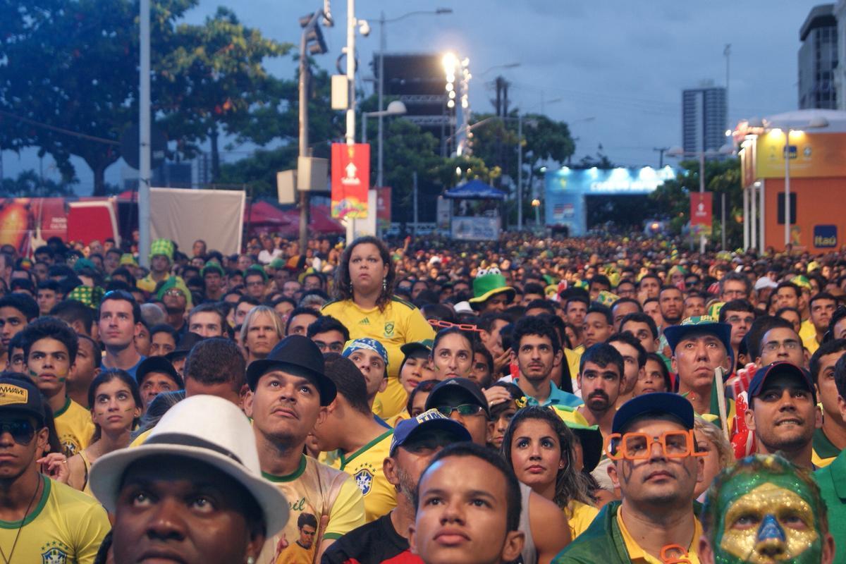 Apesar do tempo nublado e ameaa de chuva, pernambucanos e estrangeiros tomaram o Cais da Alfndega para assistir a ltima rodada do Grupo A