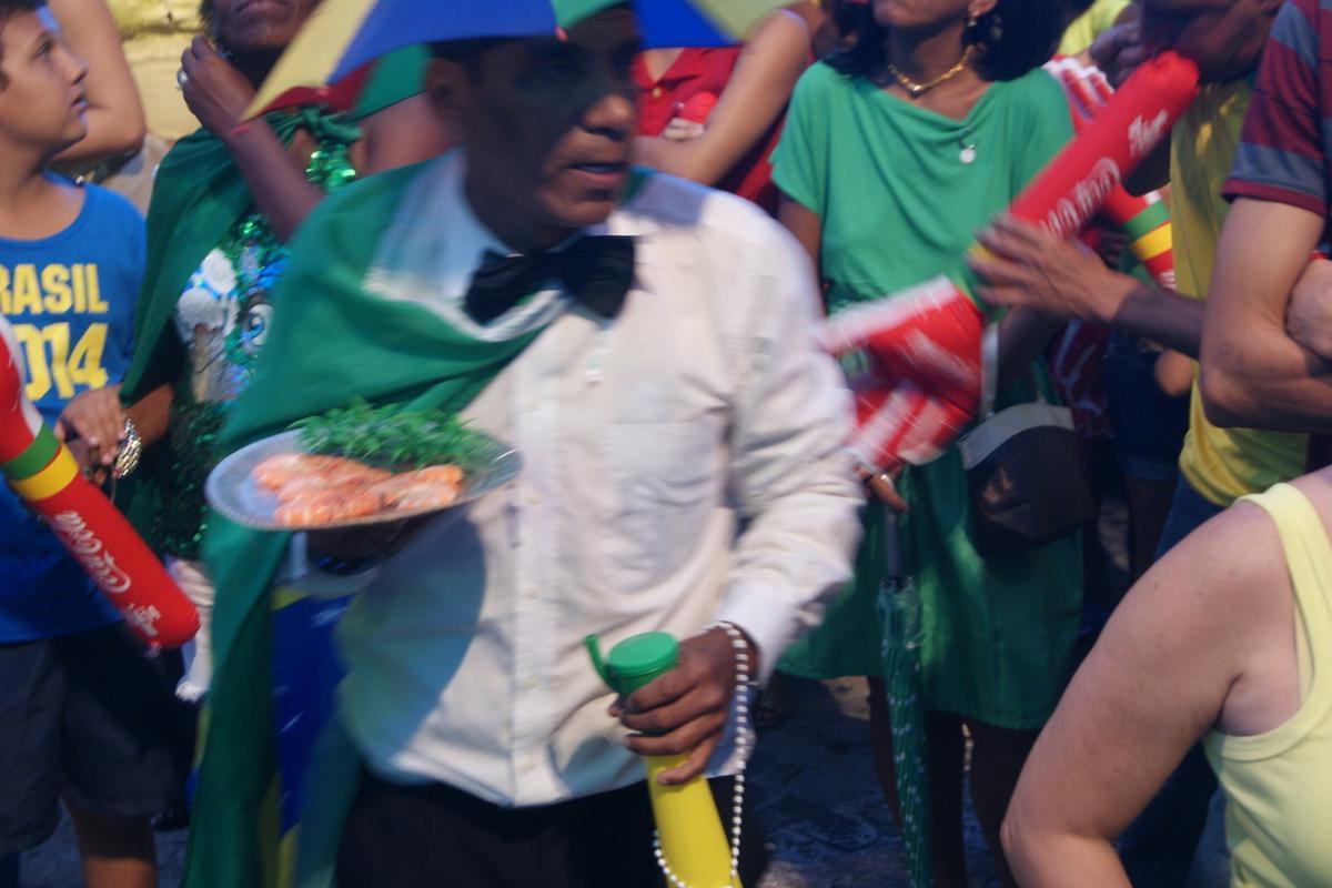 Apesar do tempo nublado e ameaa de chuva, pernambucanos e estrangeiros tomaram o Cais da Alfndega para assistir a ltima rodada do Grupo A