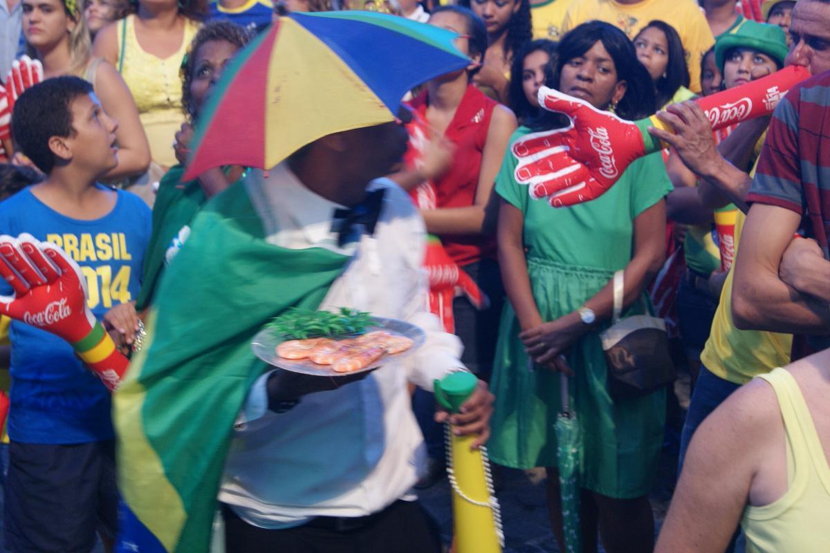 Apesar do tempo nublado e ameaa de chuva, pernambucanos e estrangeiros tomaram o Cais da Alfndega para assistir a ltima rodada do Grupo A