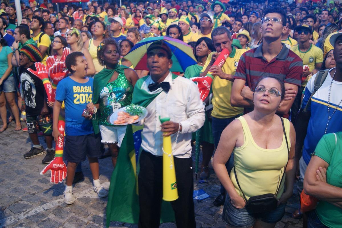Apesar do tempo nublado e ameaa de chuva, pernambucanos e estrangeiros tomaram o Cais da Alfndega para assistir a ltima rodada do Grupo A
