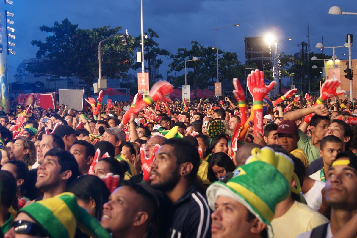 Apesar do tempo nublado e ameaa de chuva, pernambucanos e estrangeiros tomaram o Cais da Alfndega para assistir a ltima rodada do Grupo A