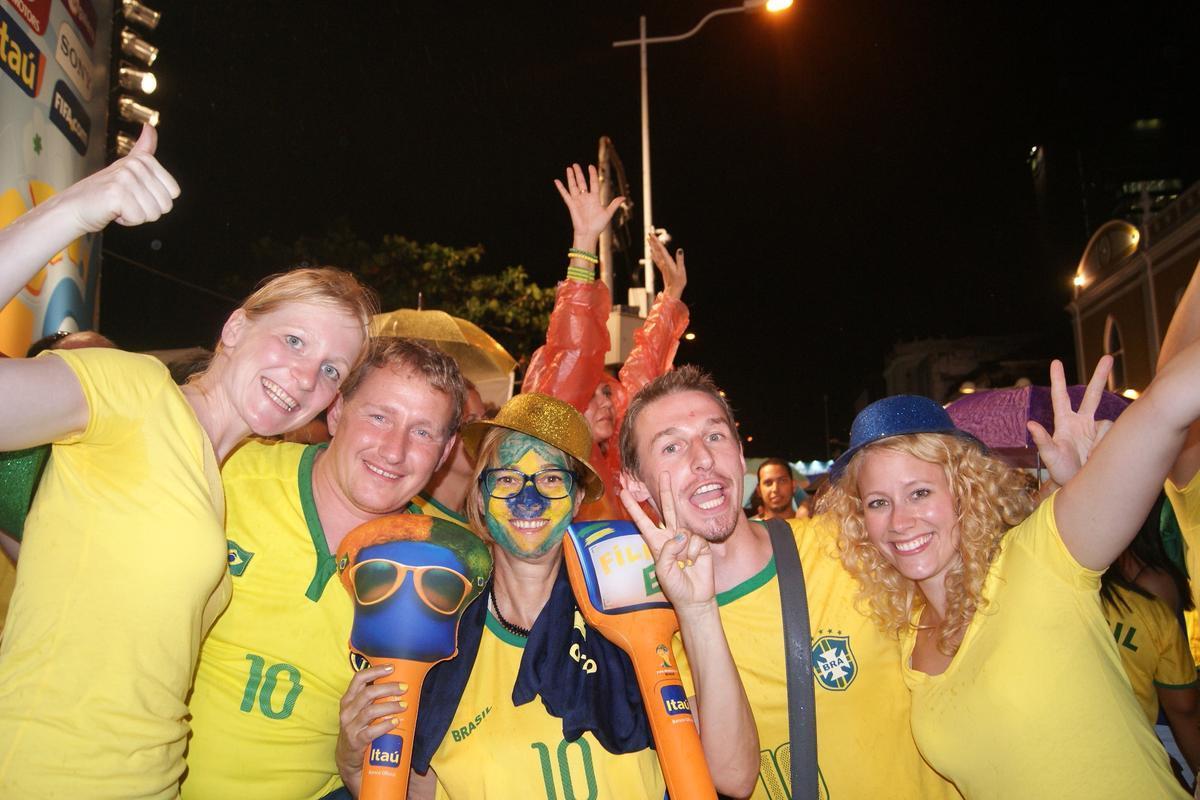 Apesar do tempo nublado e ameaa de chuva, pernambucanos e estrangeiros tomaram o Cais da Alfndega para assistir a ltima rodada do Grupo A