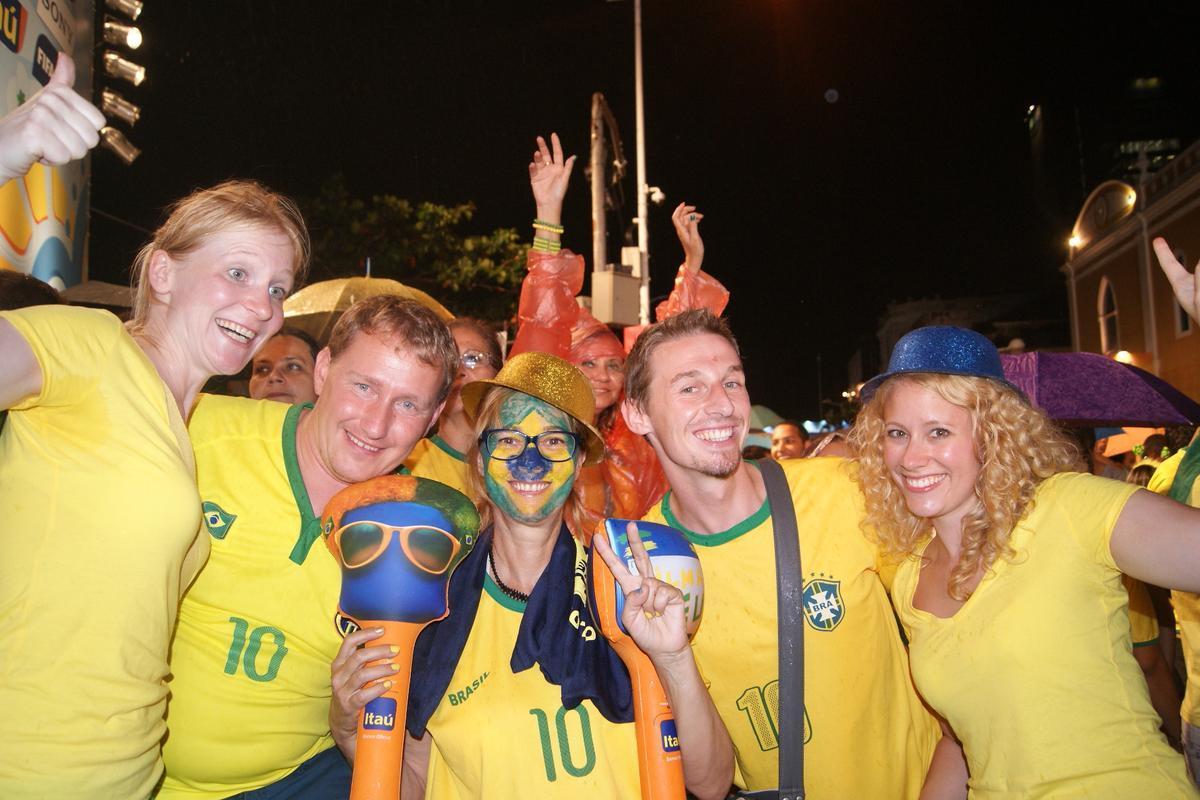 Apesar do tempo nublado e ameaa de chuva, pernambucanos e estrangeiros tomaram o Cais da Alfndega para assistir a ltima rodada do Grupo A