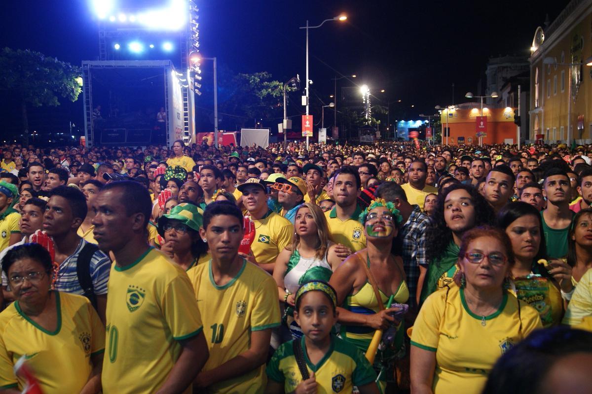 Apesar do tempo nublado e ameaa de chuva, pernambucanos e estrangeiros tomaram o Cais da Alfndega para assistir a ltima rodada do Grupo A