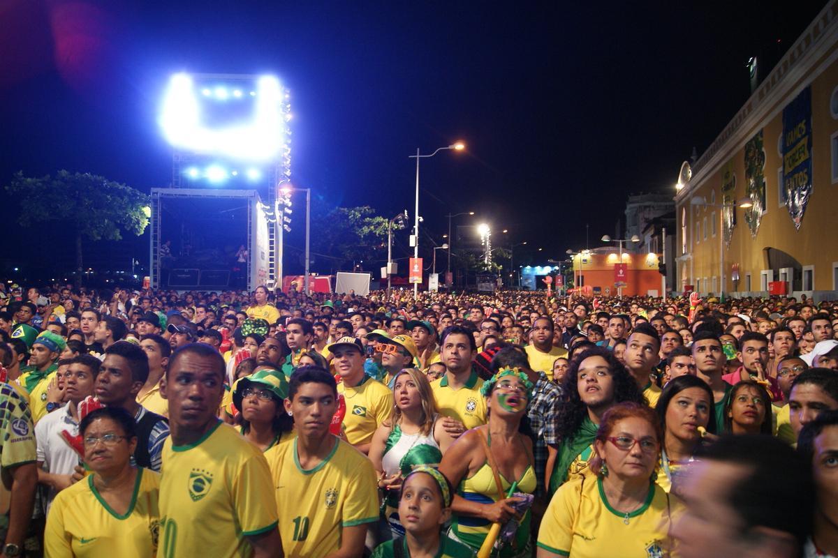 Apesar do tempo nublado e ameaa de chuva, pernambucanos e estrangeiros tomaram o Cais da Alfndega para assistir a ltima rodada do Grupo A