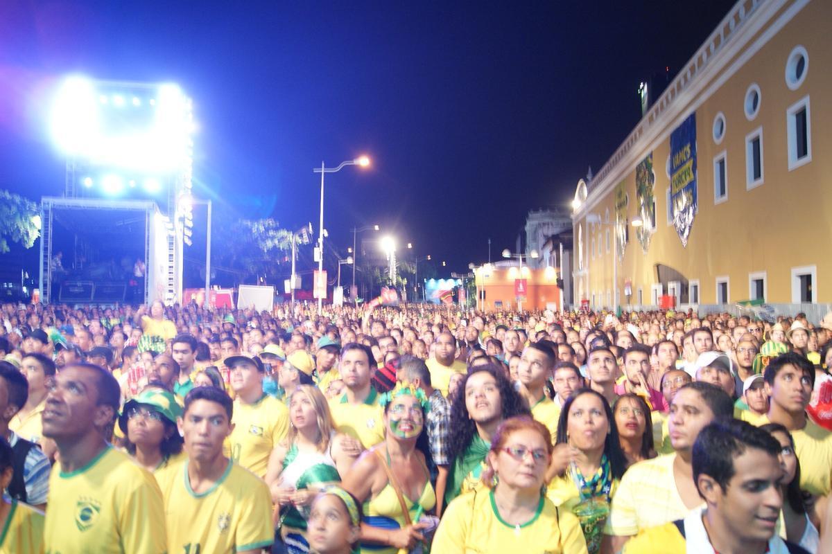 Apesar do tempo nublado e ameaa de chuva, pernambucanos e estrangeiros tomaram o Cais da Alfndega para assistir a ltima rodada do Grupo A