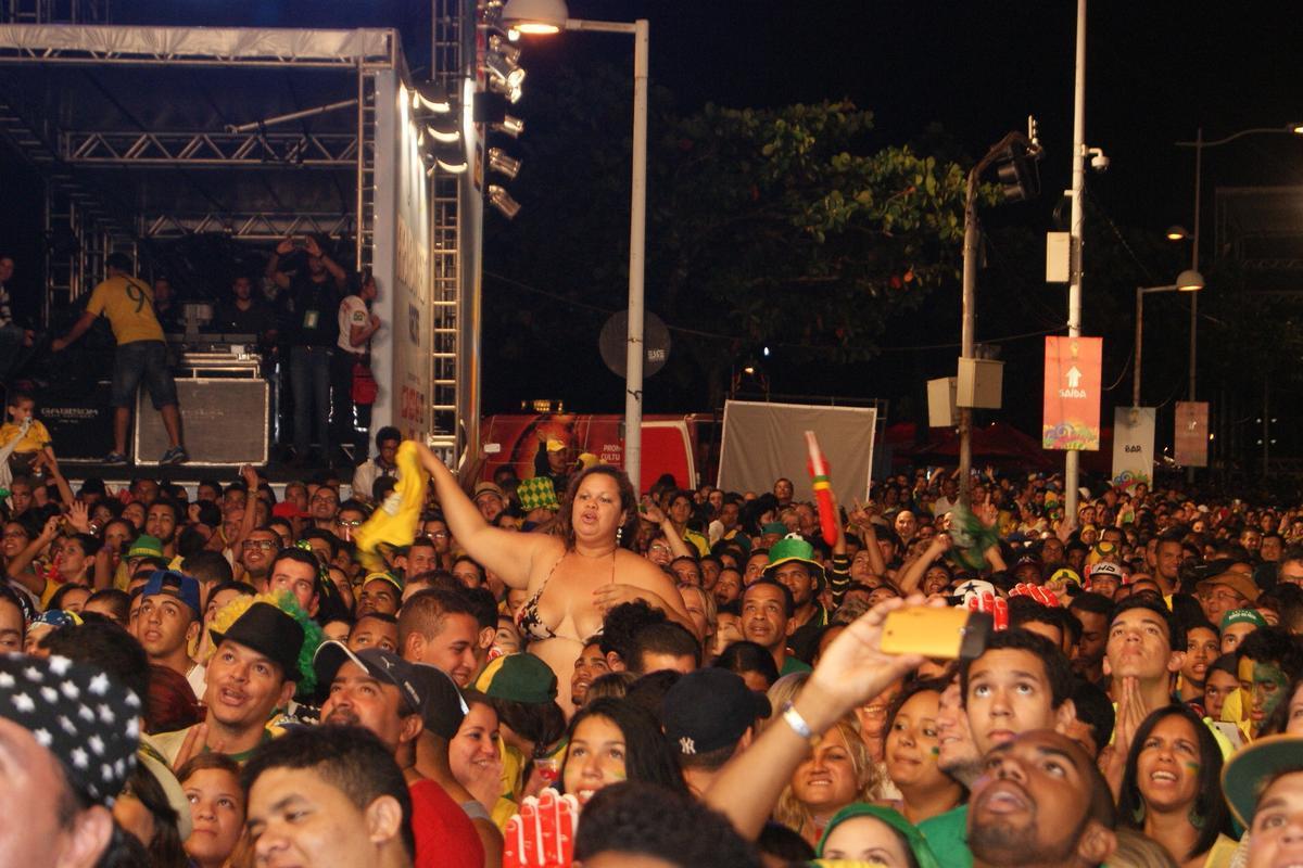 Apesar do tempo nublado e ameaa de chuva, pernambucanos e estrangeiros tomaram o Cais da Alfndega para assistir a ltima rodada do Grupo A