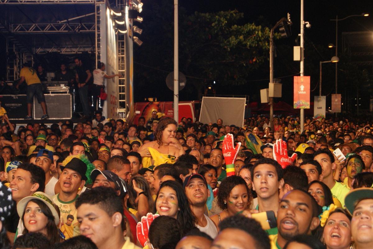 Apesar do tempo nublado e ameaa de chuva, pernambucanos e estrangeiros tomaram o Cais da Alfndega para assistir a ltima rodada do Grupo A
