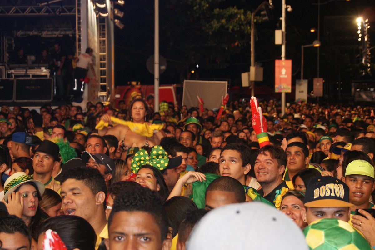 Apesar do tempo nublado e ameaa de chuva, pernambucanos e estrangeiros tomaram o Cais da Alfndega para assistir a ltima rodada do Grupo A