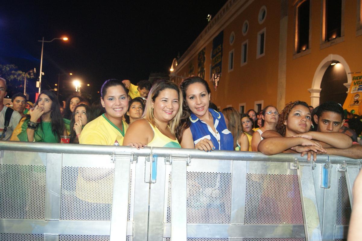 Apesar do tempo nublado e ameaa de chuva, pernambucanos e estrangeiros tomaram o Cais da Alfndega para assistir a ltima rodada do Grupo A