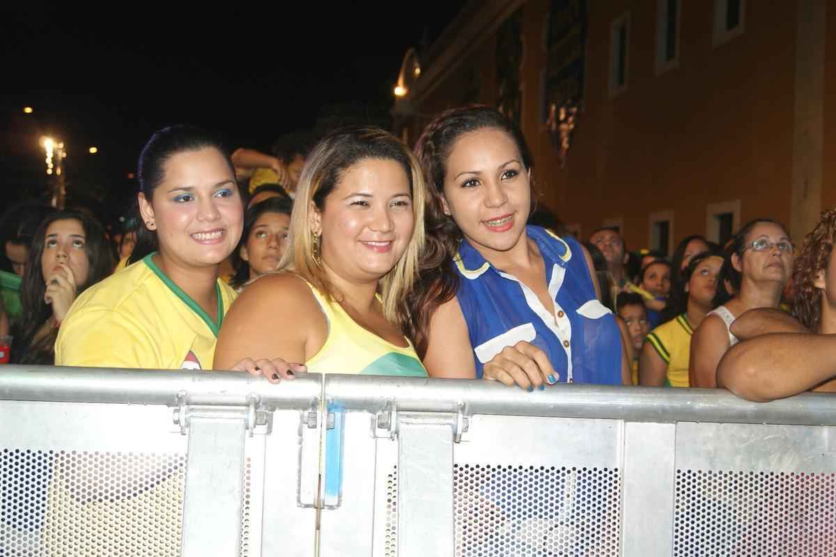 Apesar do tempo nublado e ameaa de chuva, pernambucanos e estrangeiros tomaram o Cais da Alfndega para assistir a ltima rodada do Grupo A