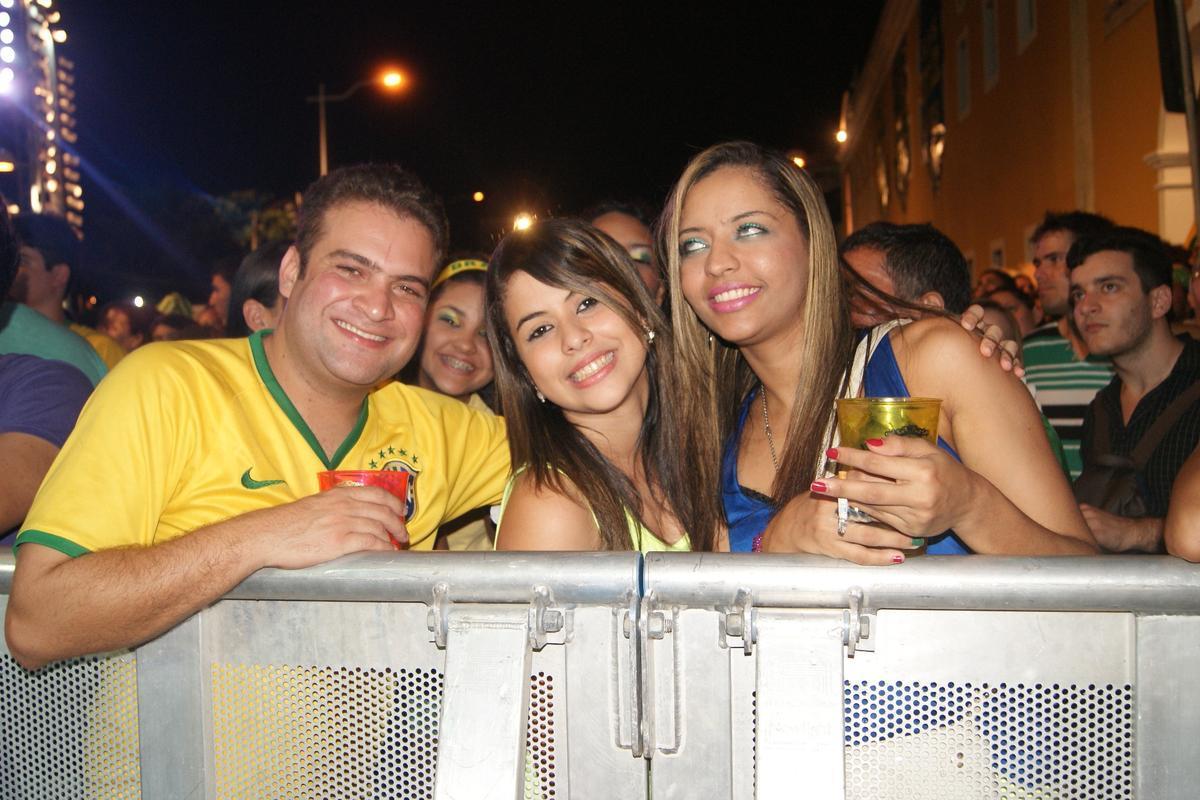 Apesar do tempo nublado e ameaa de chuva, pernambucanos e estrangeiros tomaram o Cais da Alfndega para assistir a ltima rodada do Grupo A
