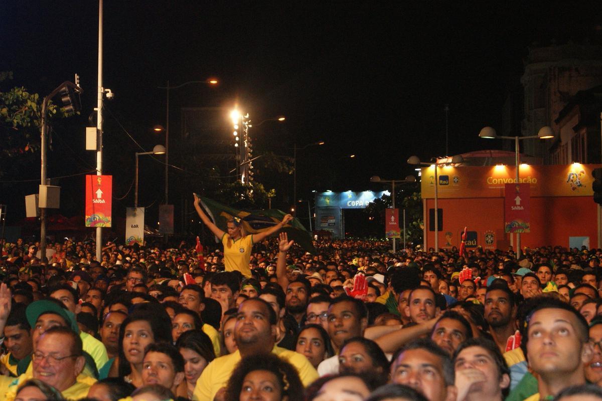 Apesar do tempo nublado e ameaa de chuva, pernambucanos e estrangeiros tomaram o Cais da Alfndega para assistir a ltima rodada do Grupo A