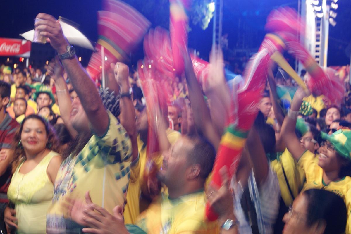 Apesar do tempo nublado e ameaa de chuva, pernambucanos e estrangeiros tomaram o Cais da Alfndega para assistir a ltima rodada do Grupo A