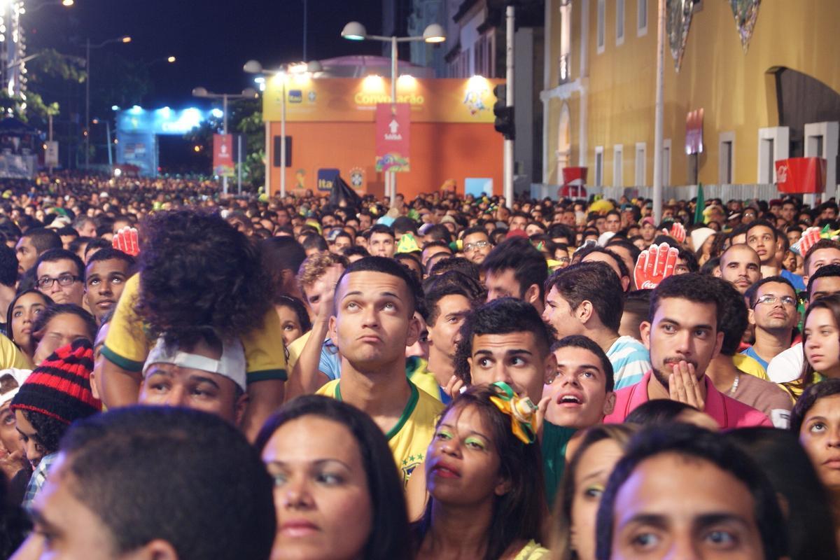 Apesar do tempo nublado e ameaa de chuva, pernambucanos e estrangeiros tomaram o Cais da Alfndega para assistir a ltima rodada do Grupo A