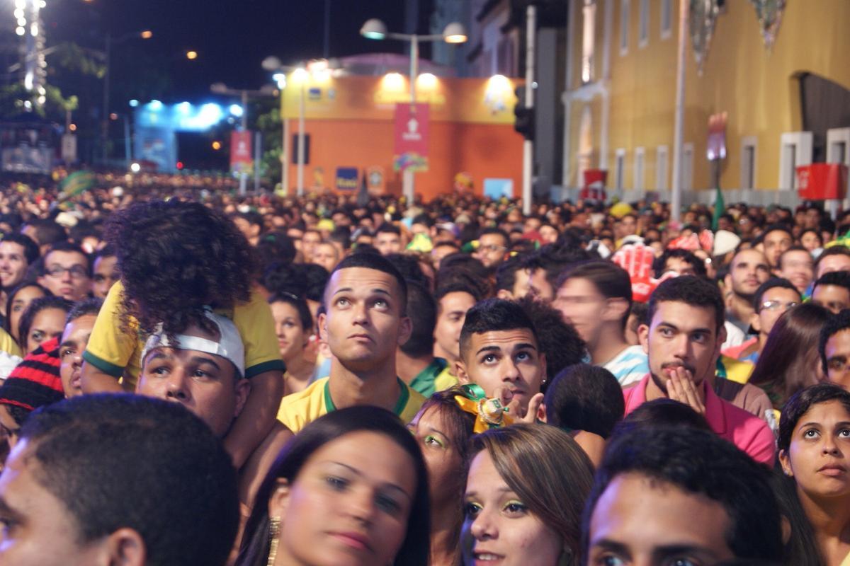 Apesar do tempo nublado e ameaa de chuva, pernambucanos e estrangeiros tomaram o Cais da Alfndega para assistir a ltima rodada do Grupo A