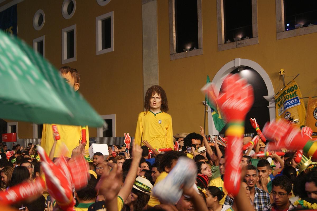 Apesar do tempo nublado e ameaa de chuva, pernambucanos e estrangeiros tomaram o Cais da Alfndega para assistir a ltima rodada do Grupo A