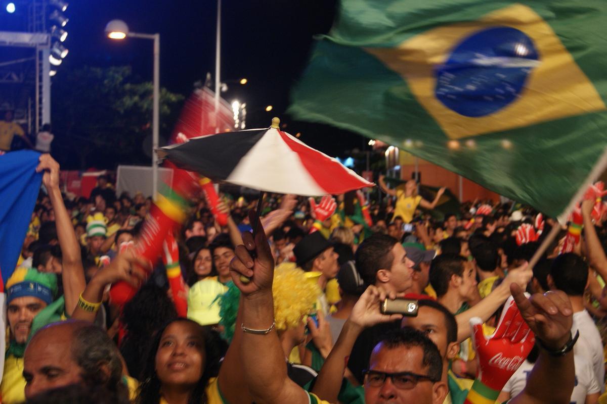 Apesar do tempo nublado e ameaa de chuva, pernambucanos e estrangeiros tomaram o Cais da Alfndega para assistir a ltima rodada do Grupo A