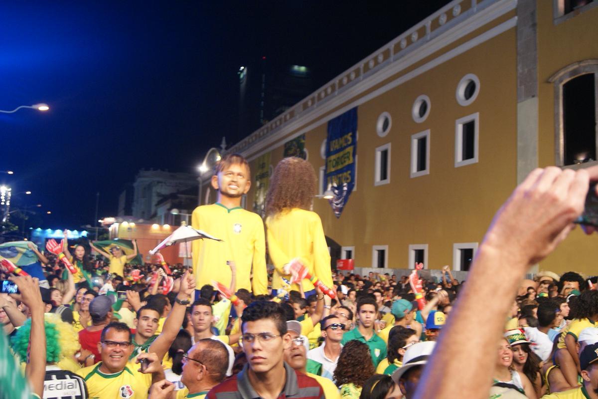Apesar do tempo nublado e ameaa de chuva, pernambucanos e estrangeiros tomaram o Cais da Alfndega para assistir a ltima rodada do Grupo A