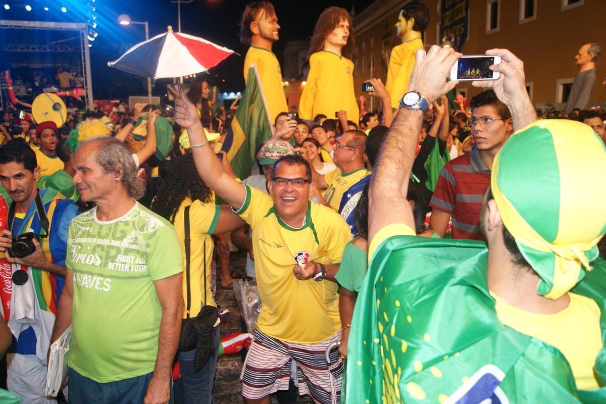 Apesar do tempo nublado e ameaa de chuva, pernambucanos e estrangeiros tomaram o Cais da Alfndega para assistir a ltima rodada do Grupo A
