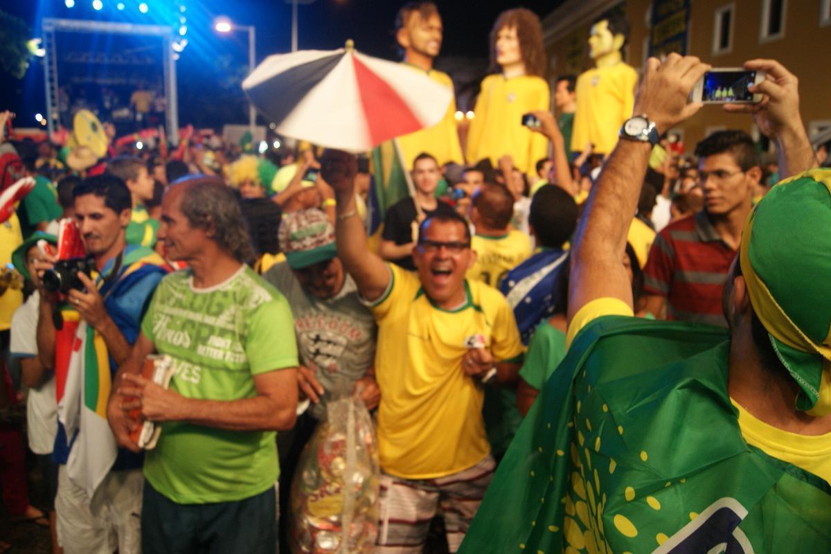 Apesar do tempo nublado e ameaa de chuva, pernambucanos e estrangeiros tomaram o Cais da Alfndega para assistir a ltima rodada do Grupo A