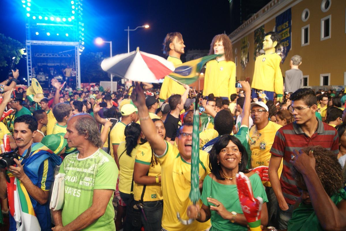 Apesar do tempo nublado e ameaa de chuva, pernambucanos e estrangeiros tomaram o Cais da Alfndega para assistir a ltima rodada do Grupo A