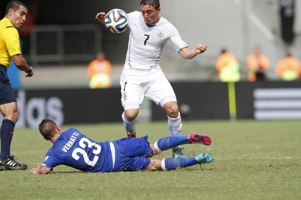 Com gol de Godn, Celeste vence Azurra e avana s oitavas de final
