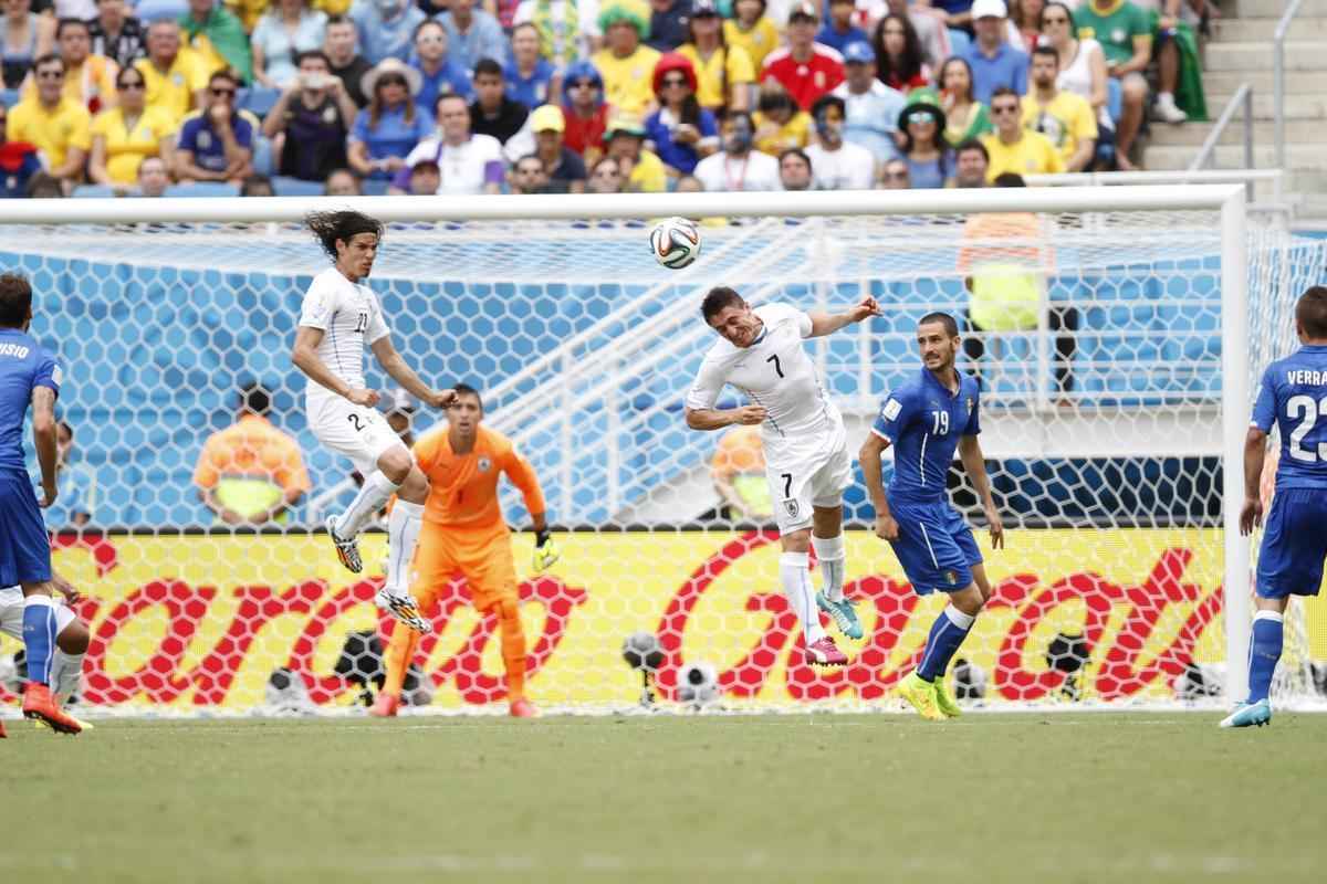 Com gol de Godn, Celeste vence Azurra e avana s oitavas de final