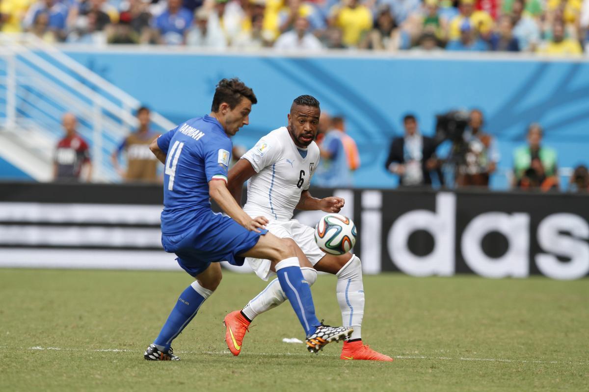Com gol de Godn, Celeste vence Azurra e avana s oitavas de final