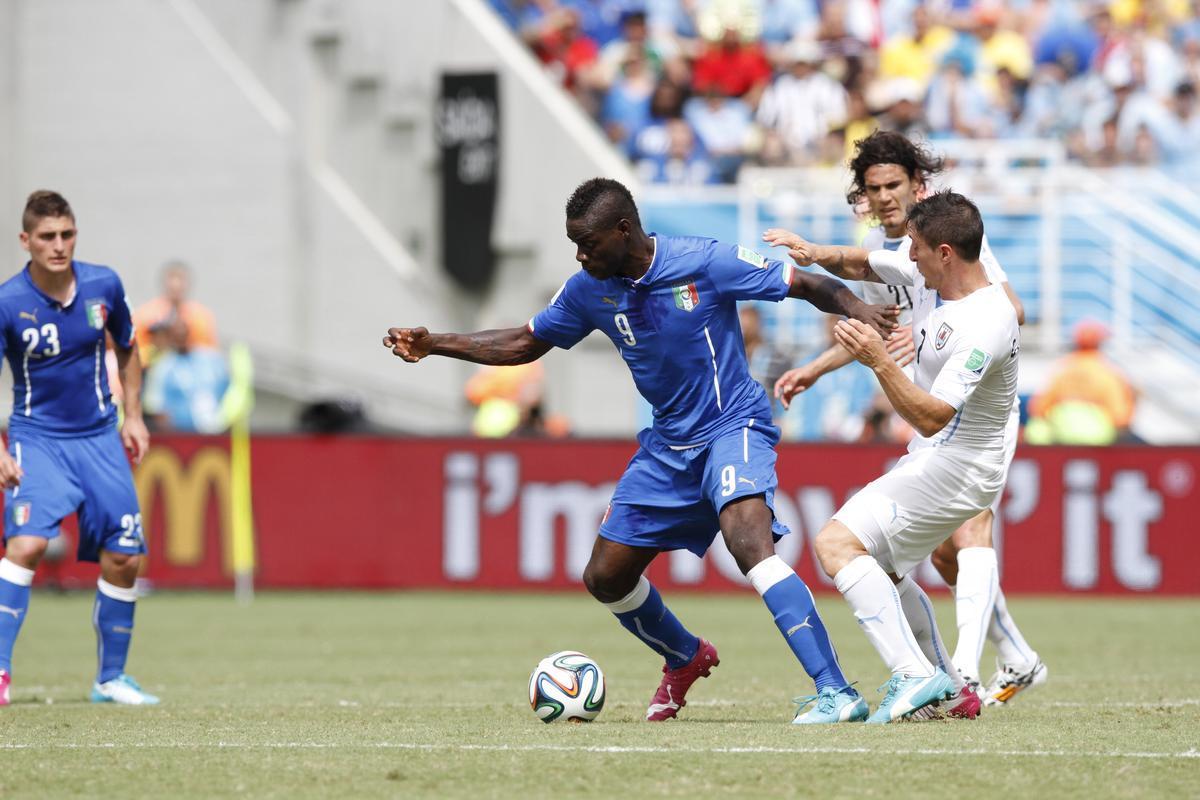 Com gol de Godn, Celeste vence Azurra e avana s oitavas de final