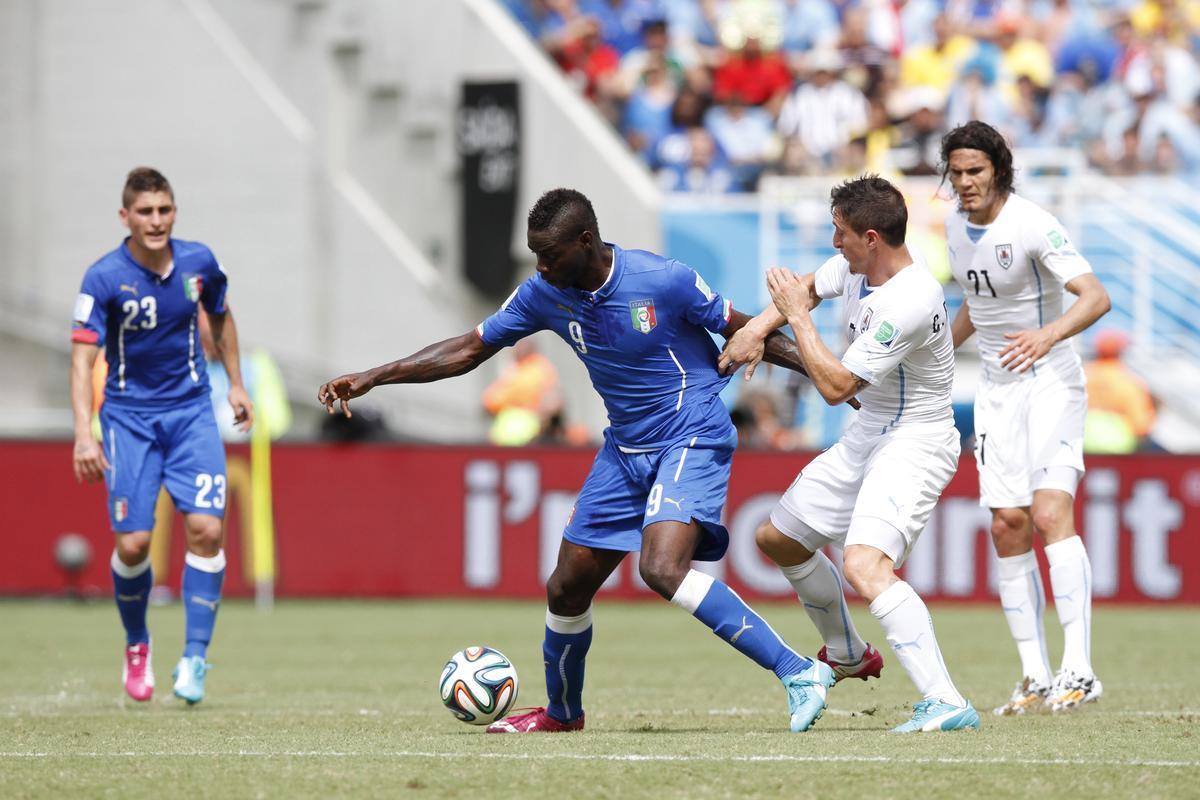 Com gol de Godn, Celeste vence Azurra e avana s oitavas de final