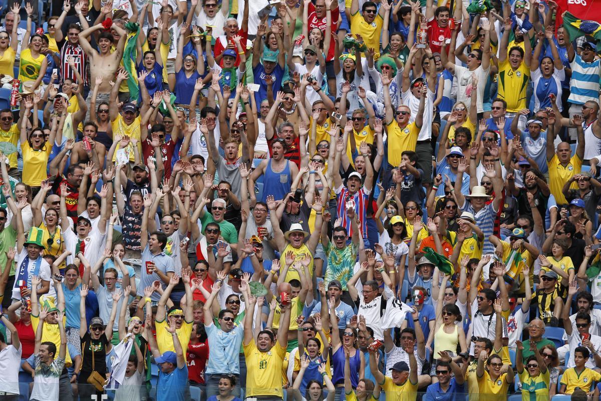 Com gol de Godn, Celeste vence Azurra e avana s oitavas de final