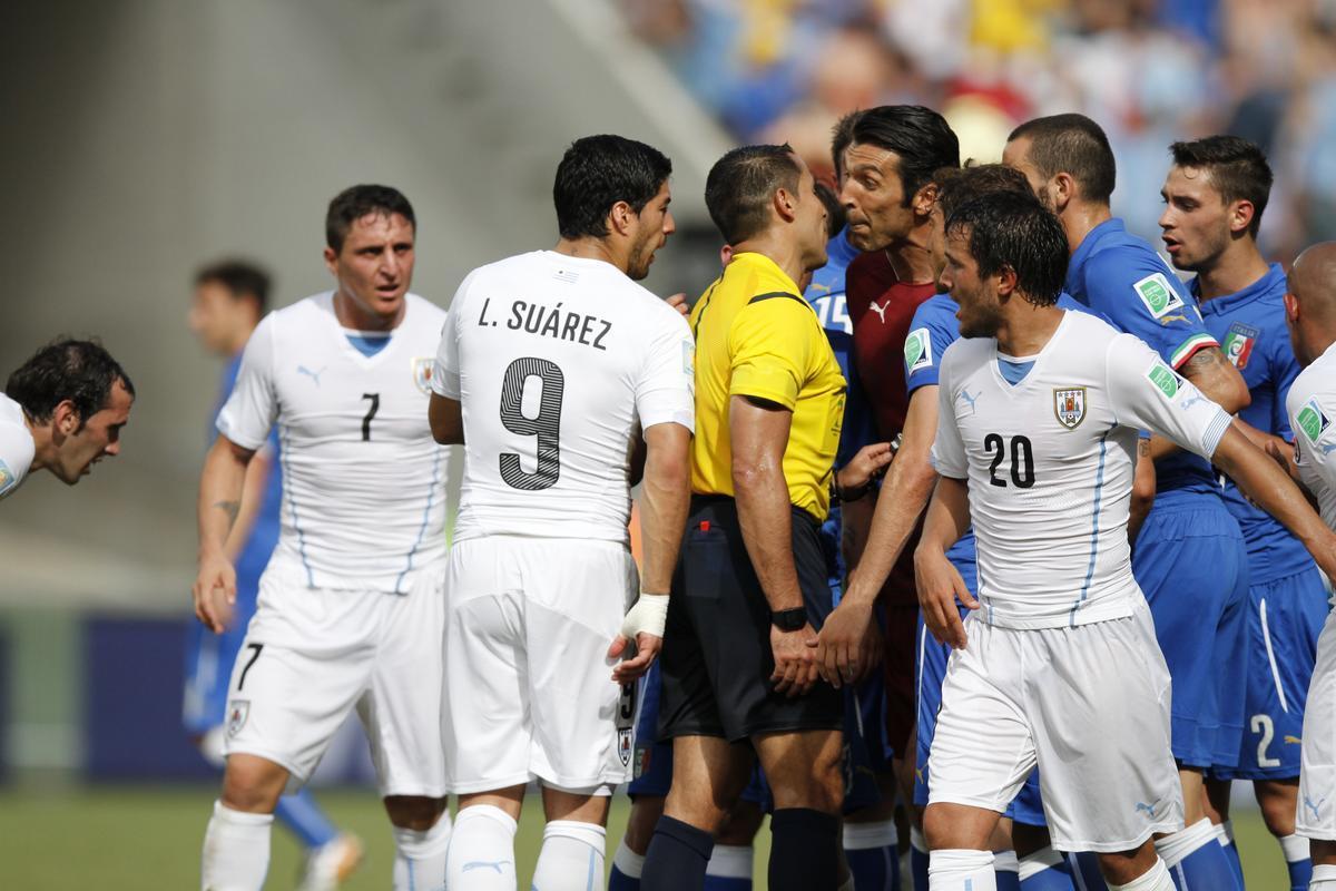 Com gol de Godn, Celeste vence Azurra e avana s oitavas de final da Copa do Mundo