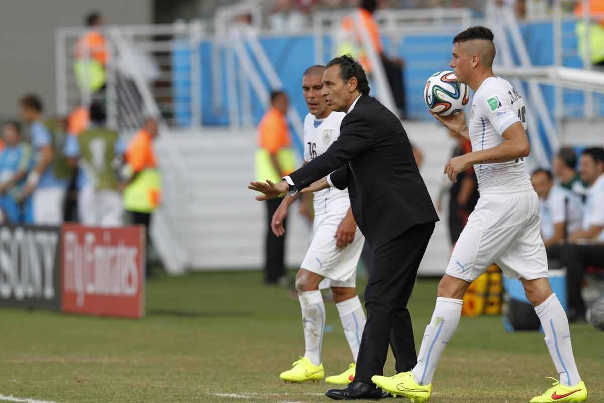 Com gol de Godn, Celeste vence Azurra e avana s oitavas de final da Copa do Mundo