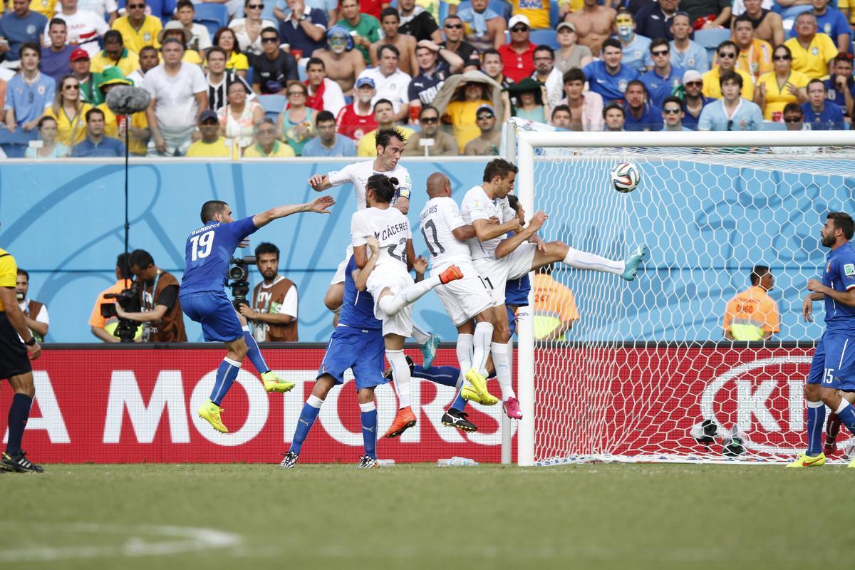 Com gol de Godn, Celeste vence Azurra e avana s oitavas de final da Copa do Mundo