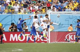 Com gol de Godn, Celeste vence Azurra e avana s oitavas de final da Copa do Mundo