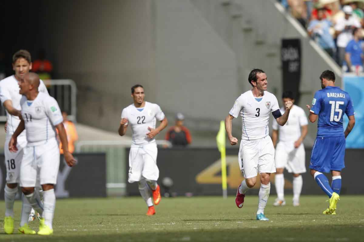 Com gol de Godn, Celeste vence Azurra e avana s oitavas de final da Copa do Mundo