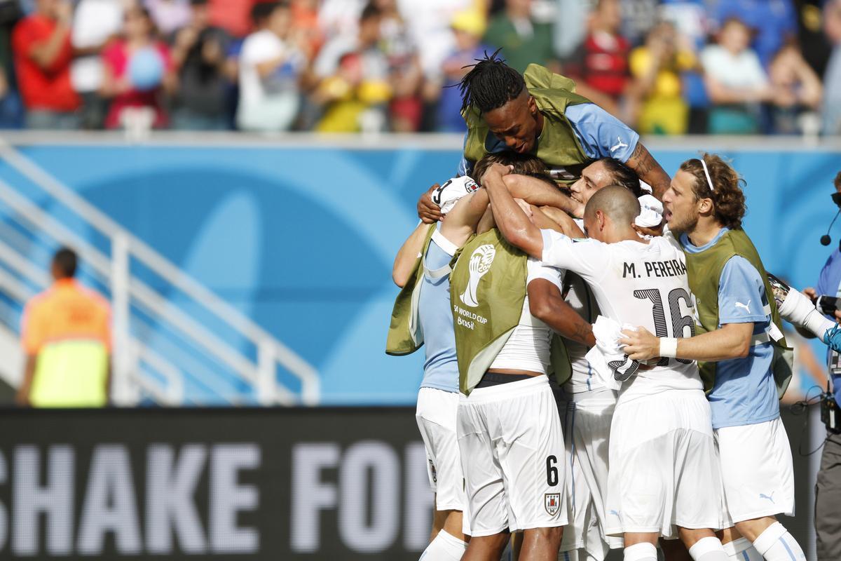 Com gol de Godn, Celeste vence Azurra e avana s oitavas de final da Copa do Mundo