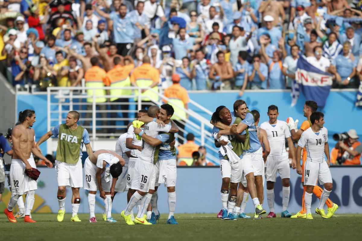 Com gol de Godn, Celeste vence Azurra e avana s oitavas de final da Copa do Mundo
