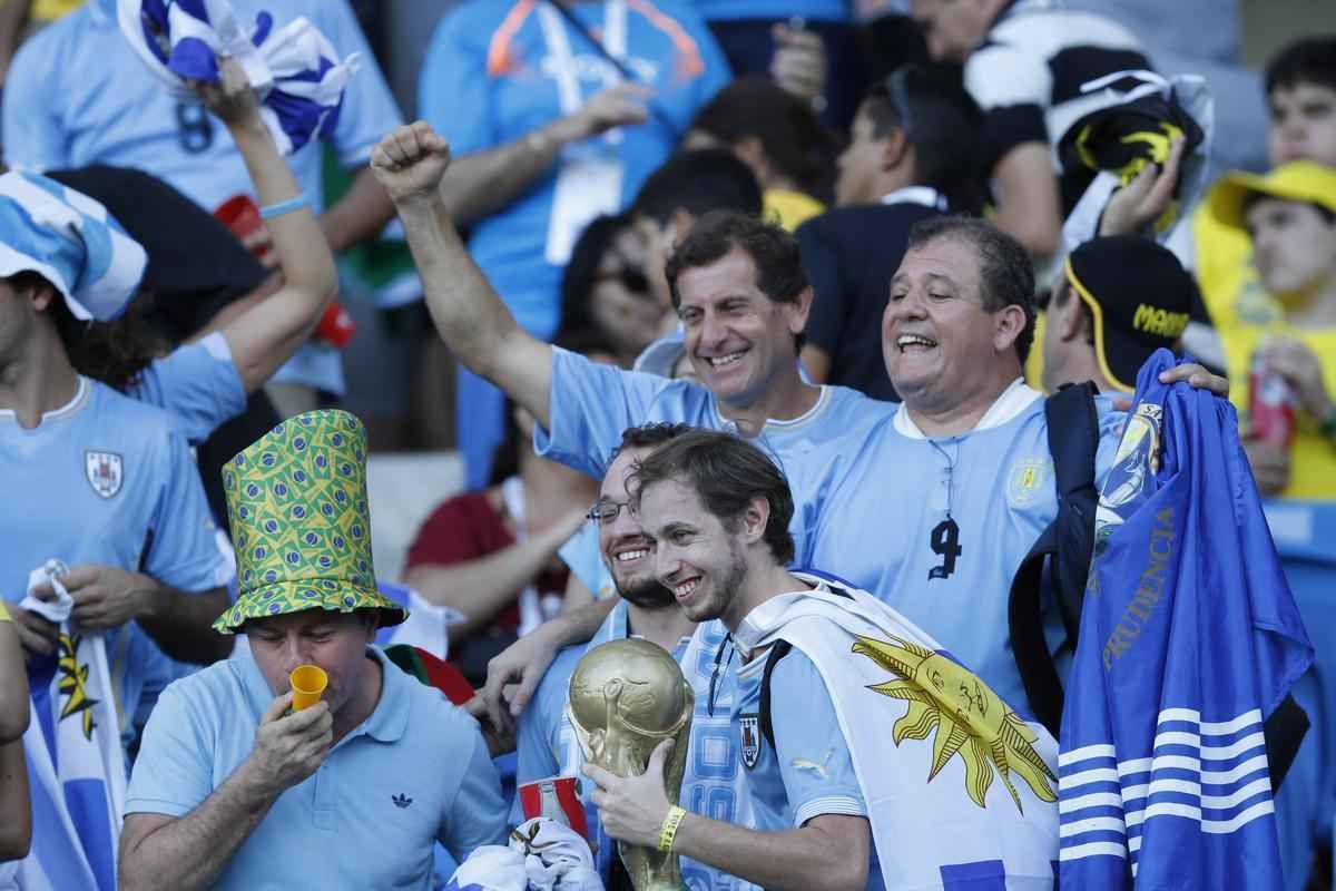 Com gol de Godn, Celeste vence Azurra e avana s oitavas de final da Copa do Mundo