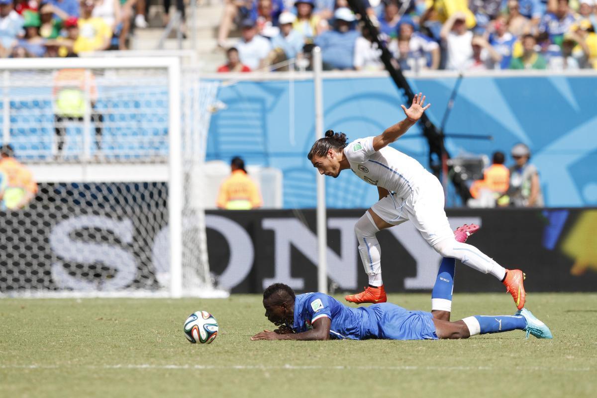 Com gol de Godn, Celeste vence Azurra e avana s oitavas de final da Copa do Mundo