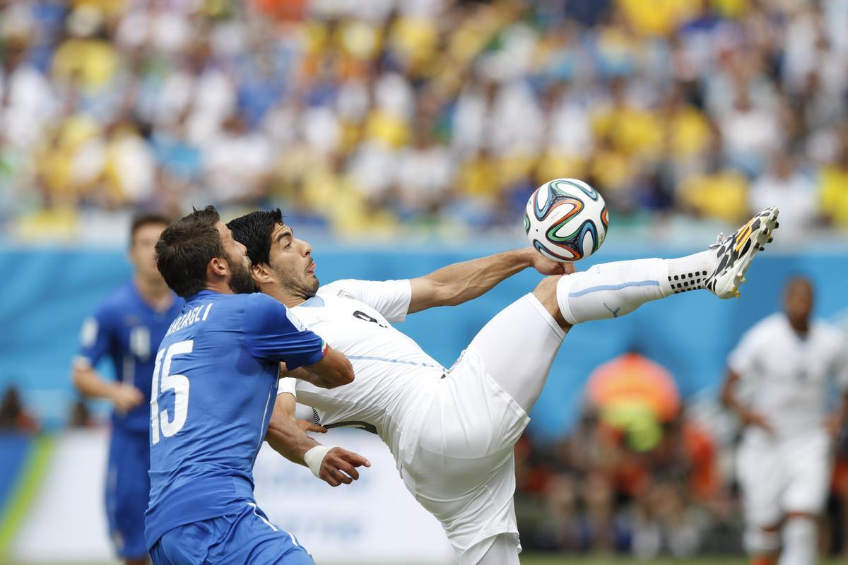 Com gol de Godn, Celeste vence Azurra e avana s oitavas de final da Copa do Mundo