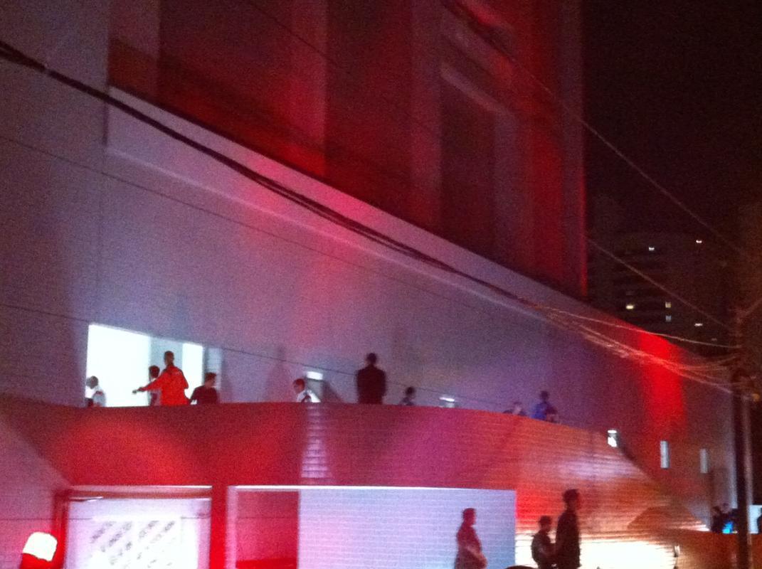 Com fs na porta do hotel, seleo alem desembarcou na capital pernambucana nesta tera-feira