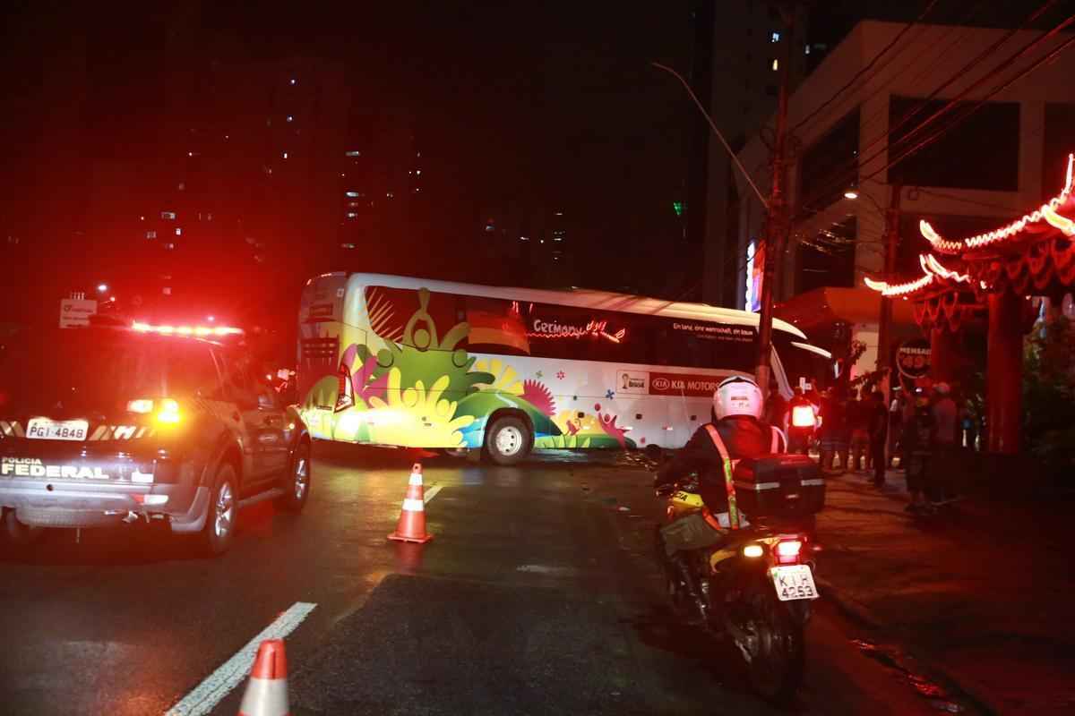 Com fs na porta do hotel, seleo alem desembarcou na capital pernambucana nesta tera-feira