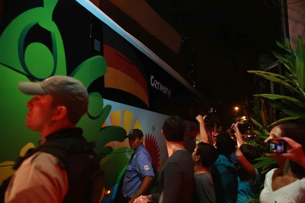 Com fs na porta do hotel, seleo alem desembarcou na capital pernambucana nesta tera-feira