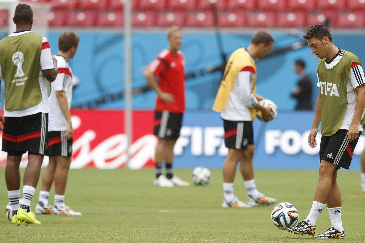 Joachim Low e comandados treinaram na tarde desta quarta-feira no Recife