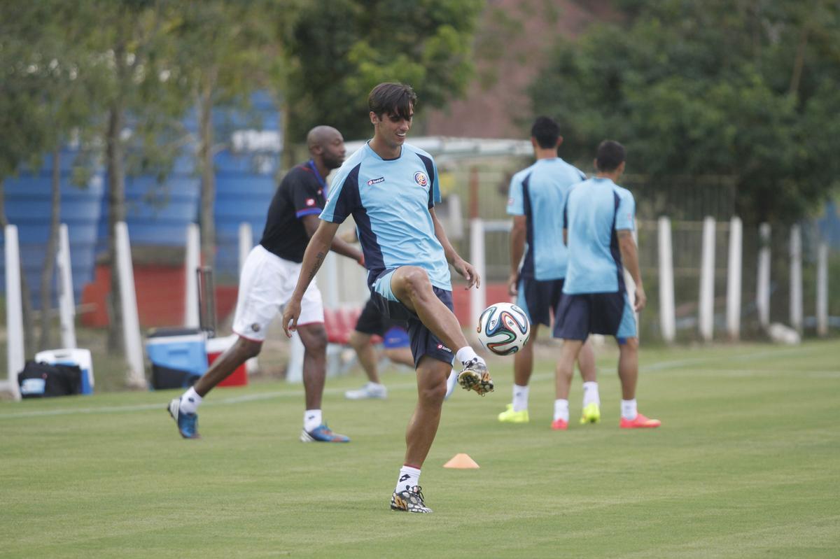 Jogadores da Costa Rica realizaram ltimo treino no CT alvirrubro antes de enfrentar a Grcia na Arena Pernambuco