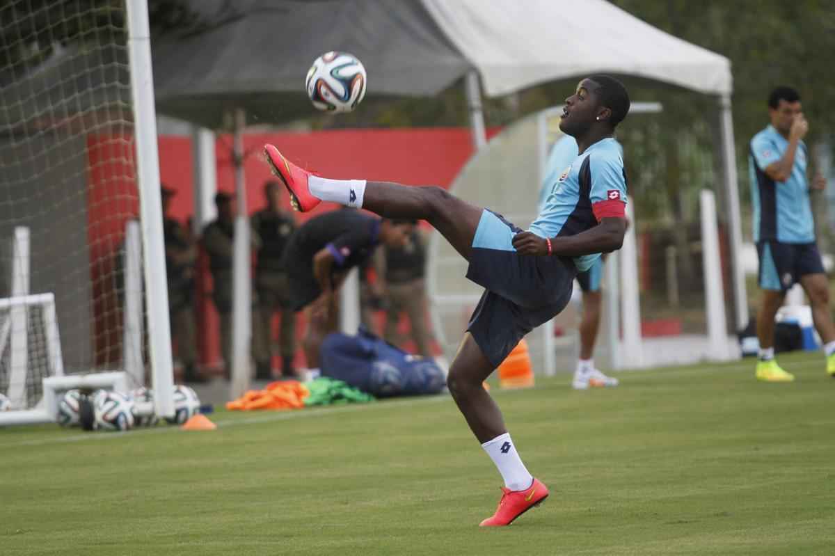 Jogadores da Costa Rica realizaram ltimo treino no CT alvirrubro antes de enfrentar a Grcia na Arena Pernambuco