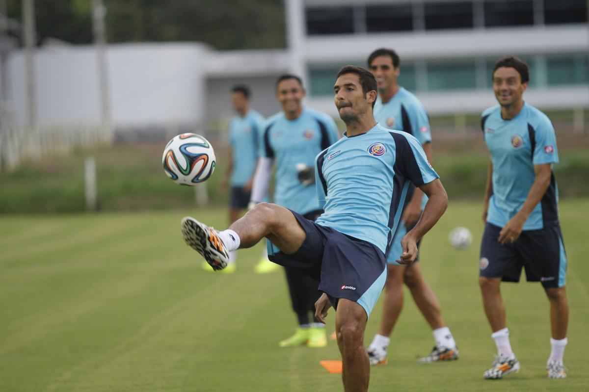 Jogadores da Costa Rica realizaram ltimo treino no CT alvirrubro antes de enfrentar a Grcia na Arena Pernambuco